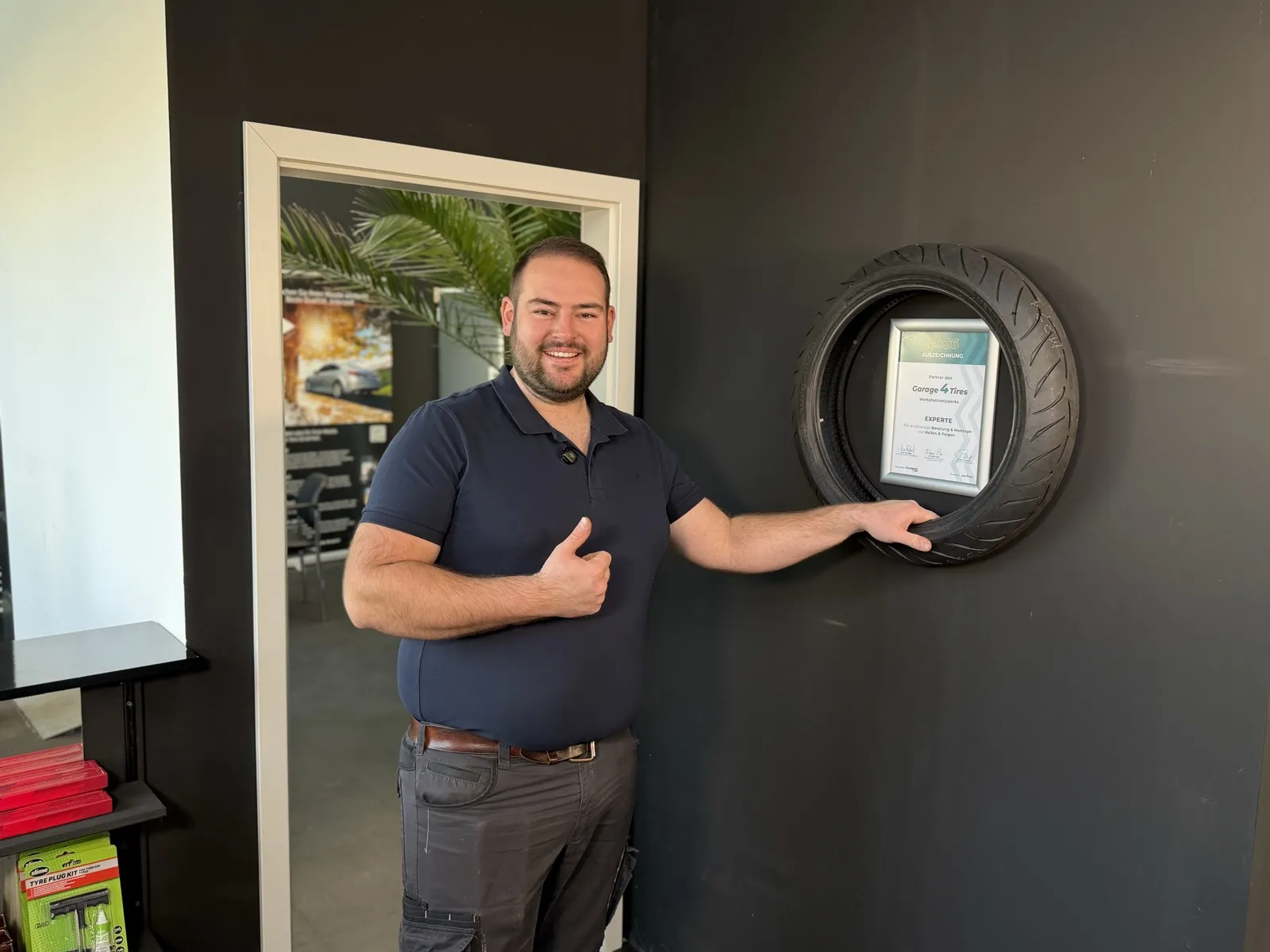 Eddy Börs mit Auszeichnung an der Reifenwand im Kundenraum