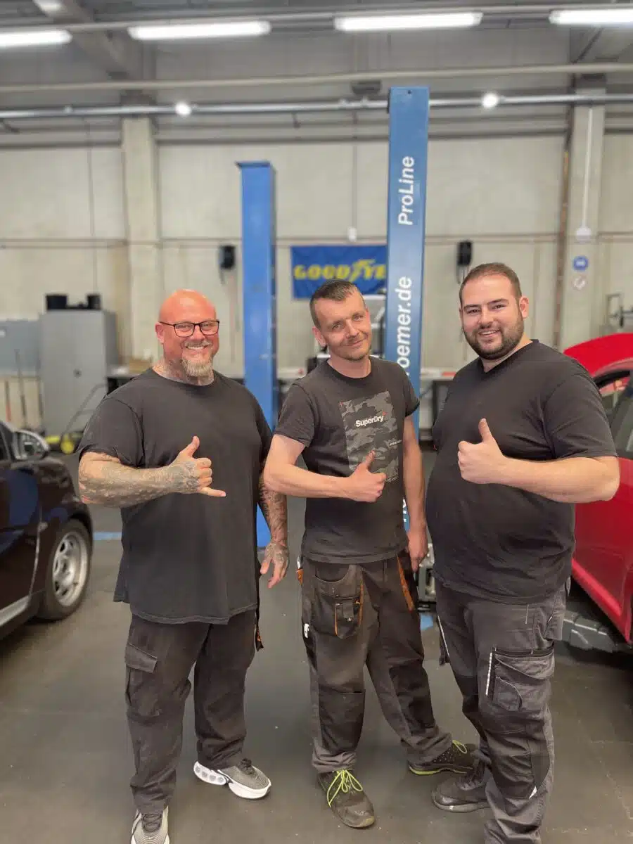 Das Team von MKM Börs in der Werkstatthalle in Köln-Dünnwald